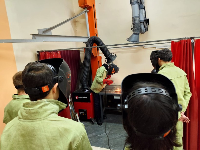 Учні Краматорського центру професійно-технічної освіти проходять практичне навчання мистецтва зварювання.