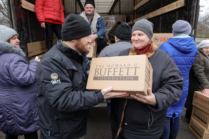 Представники Благодійної організації Благодійного фонду «GLOBAL EMPOWERMENT MISSION» GEM на постійній основі забезпечують мешканців Донеччини продуктовими наборами та питною водою, самостійно доставляючи допомогу у найвіддаленіші куточки області