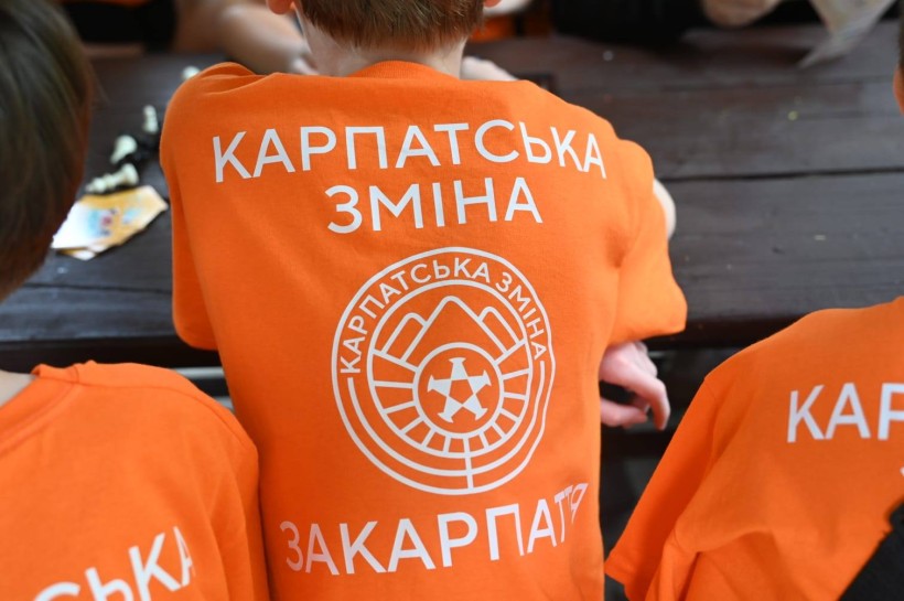 Футболка з написом "Карпатська зміна"