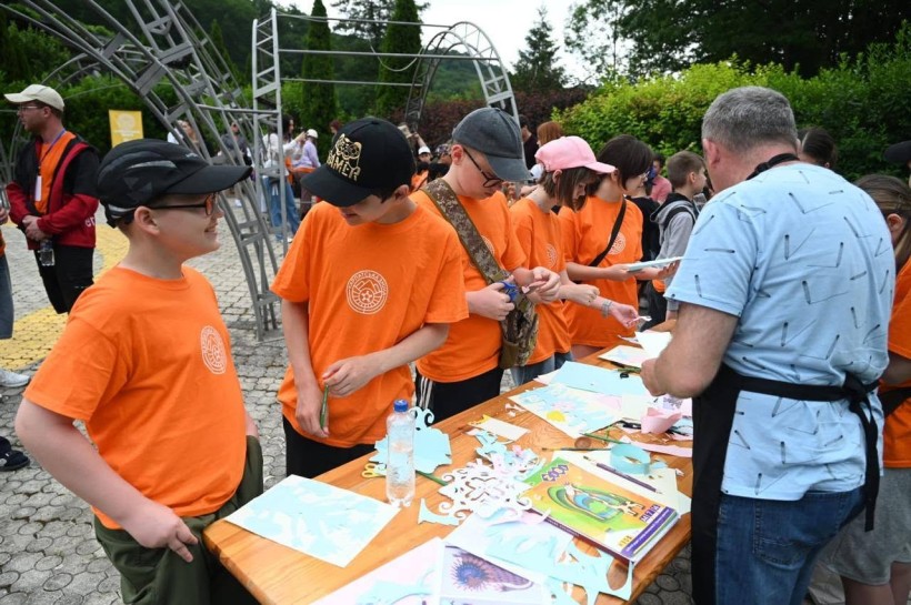 Діти займаються творчістю