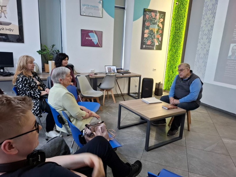 Володимир Сутковий презентує книгу про історію бахмутського театру в київському просторі VCENTRI HUB, спілкується з аудиторією