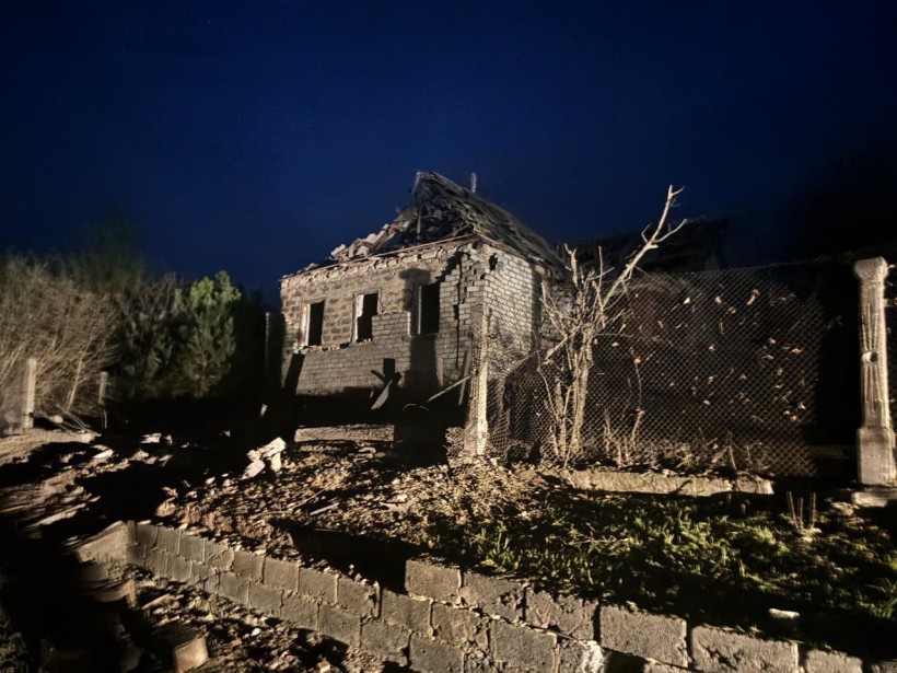 Пошкоджений будинок після ворожого обстрілу