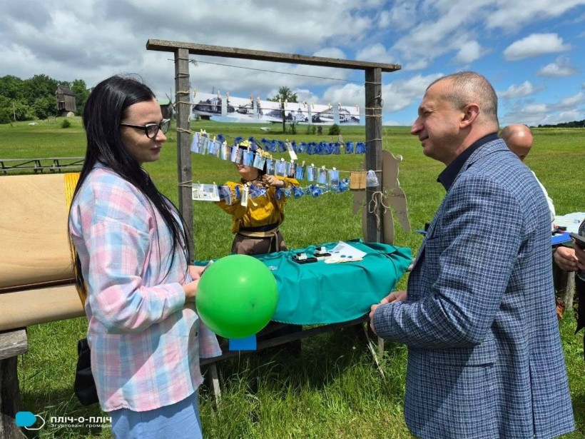 Сергій Родін спілкується з відвідувачами фестивалю