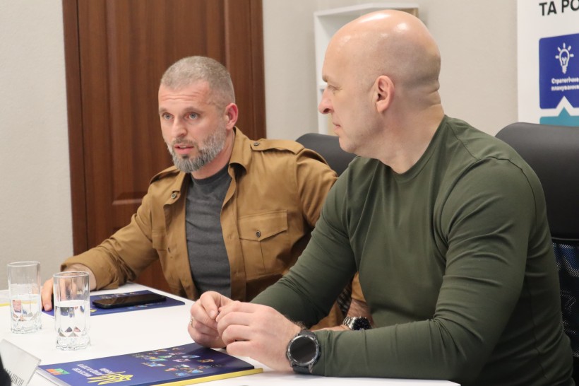 Міністр молоді та спорту України Матвій Бідний та голова Донецької обласної державної адміністрації Вадим Філашкін, обговорюють унікальну пілотну програму «Лідерство заради відновлення Донеччини»