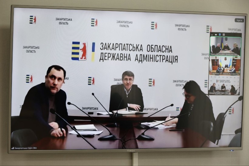 Керівництво Закарпатської ОДА бере участь в онлайн-зустрічі з Донецькою ОДА