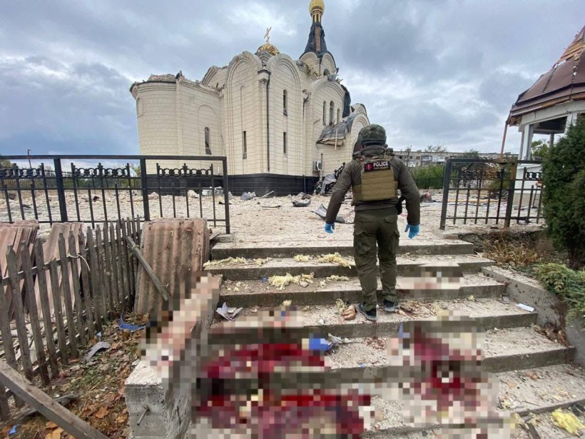 Правоохоронець піднімається скривавленими сходами до зруйнованого окупантами храму