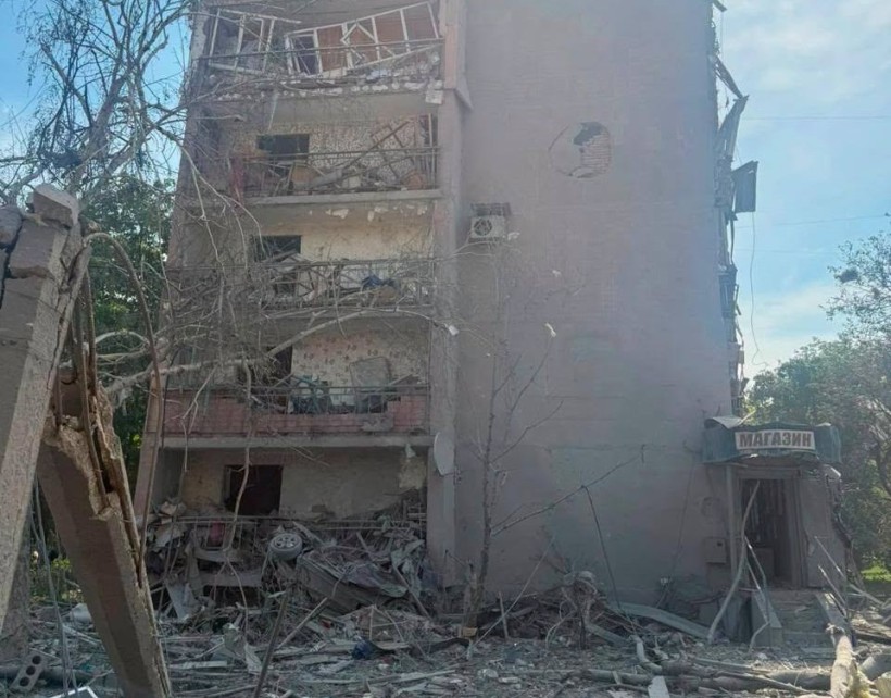 Зруйнована багатоповерхівка після ворожого обстрілу