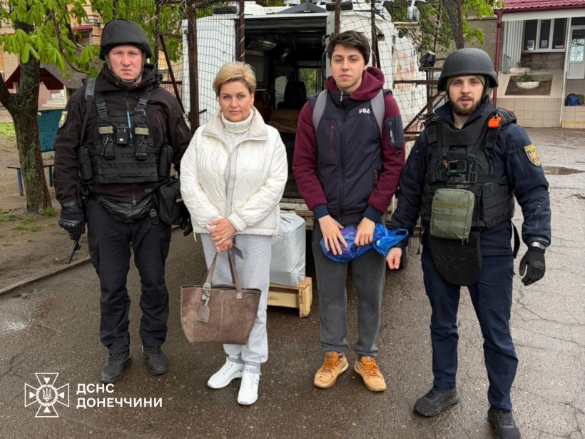 Евакуаційна група «Фенікс» та мешканці, які евакуюються.