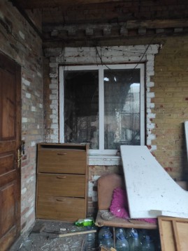 Пошкоджений будинок після ворожого обстрілу