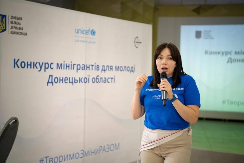 Учасниця воркшопу презентує ідею своєї команди