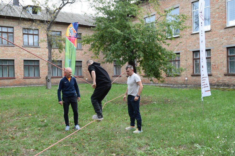 Підлітки, серед яких діти-ВПО з Донеччини, під час активностей на свіжому повітрі у межах проекту "Азимут"