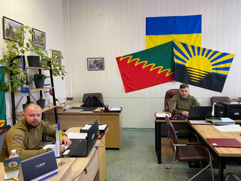 Начальник Авдіївської міської військової адміністрації Віталій БАРАБАШ та його заступник начальника Авдіївської міської військової адміністрації Сергій ЛЕГЕНЬКИЙ під час зустрічі з з ветеранами війни та членами родин загиблих (померлих) Захисників і Захисниць України Авдіївської міської територіальної громади