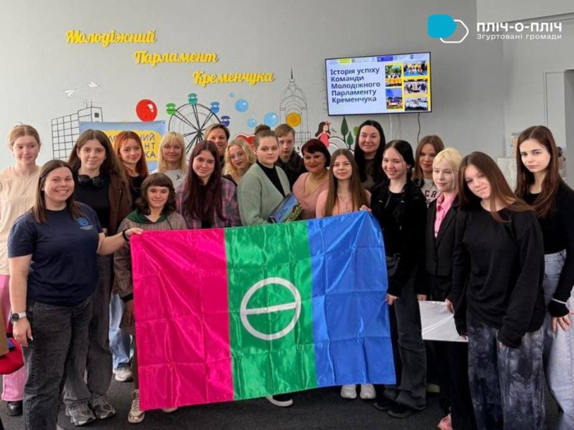 Спільне фото представників громади Бахмута у Молодіжному парламенту Кременчука. Попереду прапор громади.