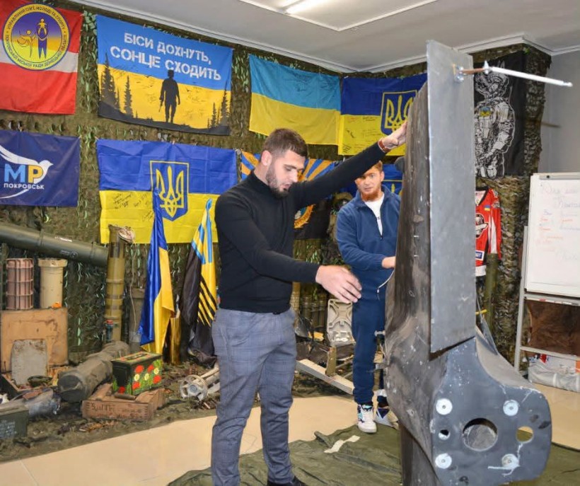 Олександр Нестеренко тримає один з переданих експонатів