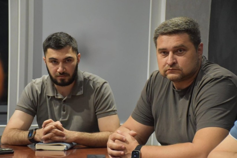 Представники Краматорської громади сидять за столом