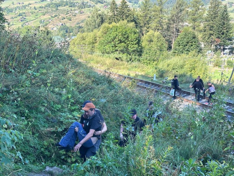 Ветеранам допомагають піднятись на гору