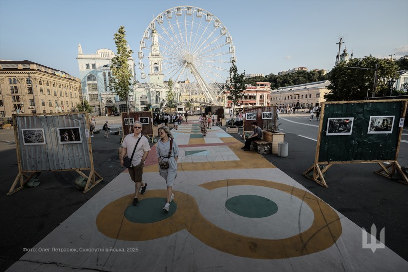 Фотовиставка на Контрактовій площв. З обох боків інсталяція війни та фотографії.