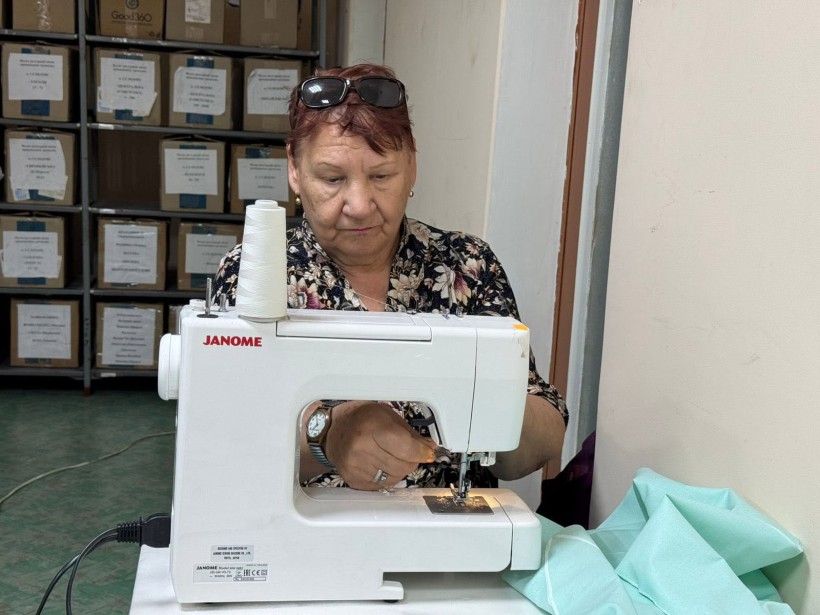 Жінка шиє адаптивний одяг для поранених захисників