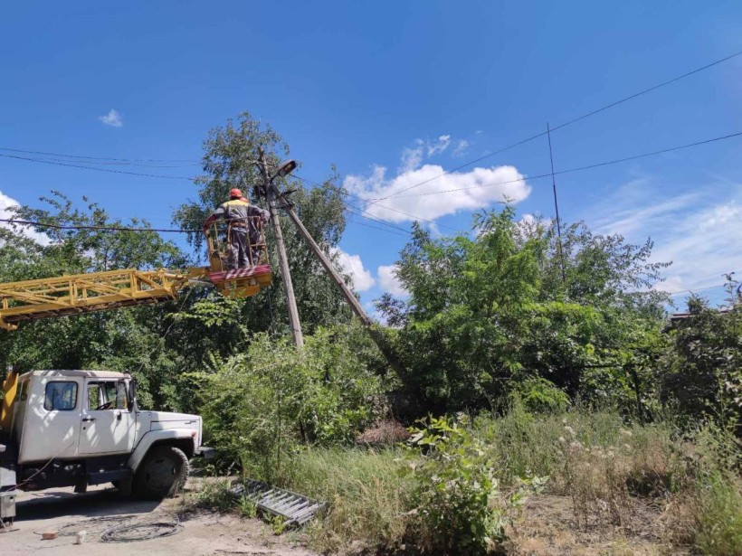 Співробітники ДТЕК ліквідують пошкодження ворожим обстрілом електроінфраструктури
