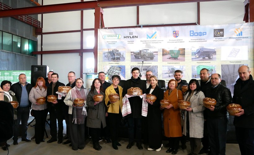 Спільне фото учасників семінару,в руках тримають паляниці.