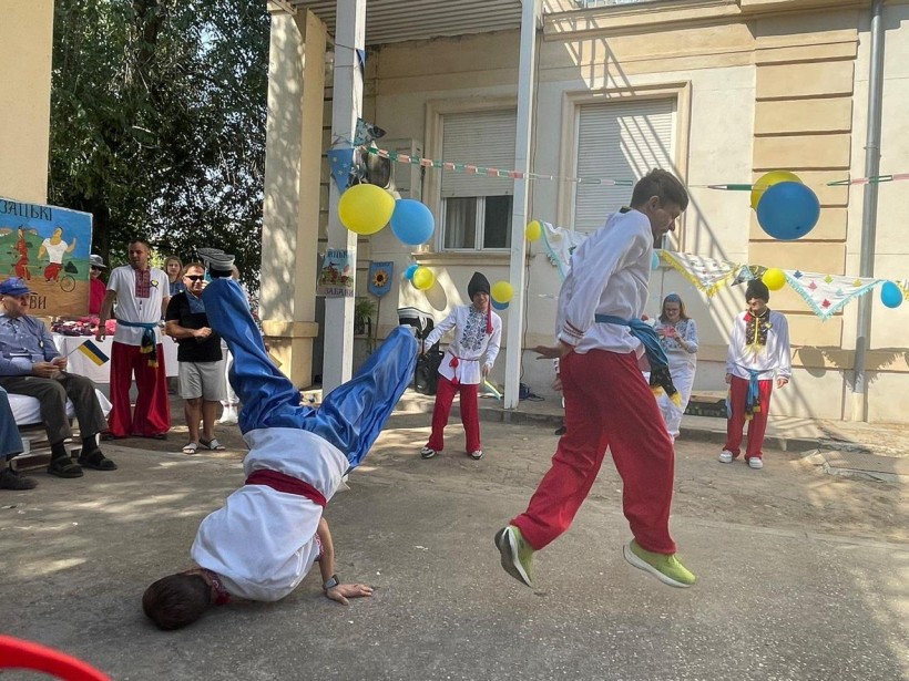 Мешканці Покровського психоневрологічного інтернату виконують запальні українські танці