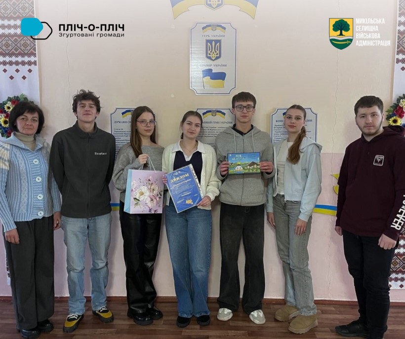 Молоді люди з дипломами та грою "Код Донеччини"