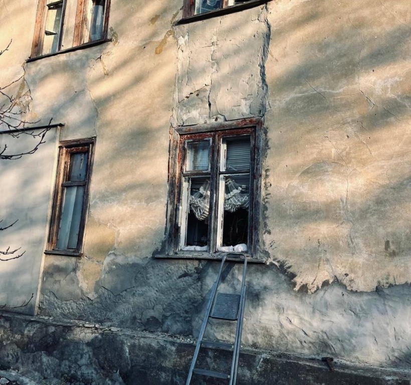 Розбите вікно після ворожого обстрілу