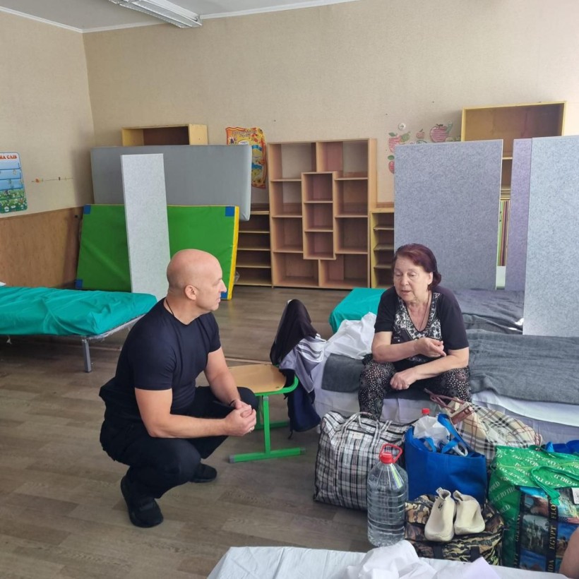 Вадим Філашкін спількується з людьми у транзитному хабі