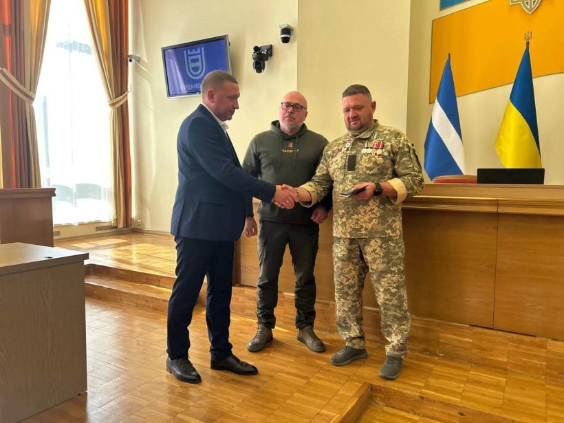 Керівники громад під час сесії Кременчуцької міської громади нагороджують Олега Кравченка — медика та працівника ветеранської політики, який брав участь в обороні міста Часів Яр.