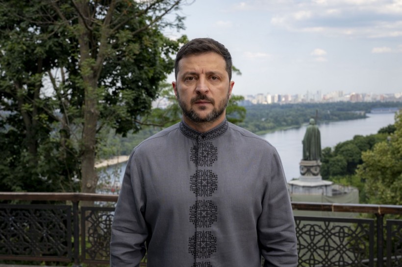 Президент України Володимир Зеленський звертається до народу країни на фоні пам'ятника Володимиру Великому.