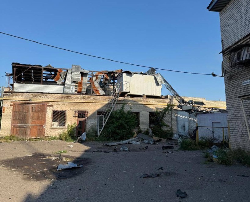 Зруйнована господарська будівля після ворожого обстрілу.