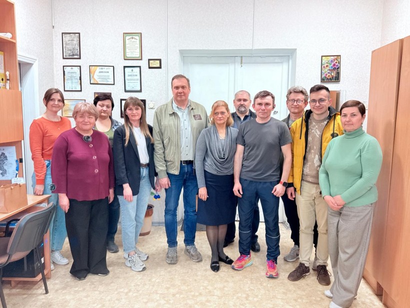 Заступник голови Донецької облдержадміністрації Олександр Шевченко із працівниками Донецького обласного центру туризму та краєзнавства учнівської молоді