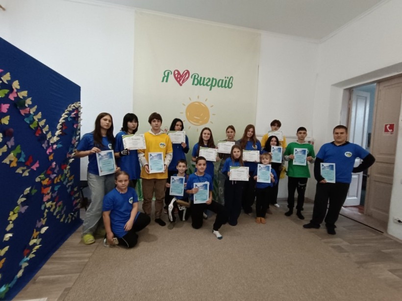 Діти, вихованці Донецького обласного еколого-натуралістичного центру, тримають грамоти та подяки