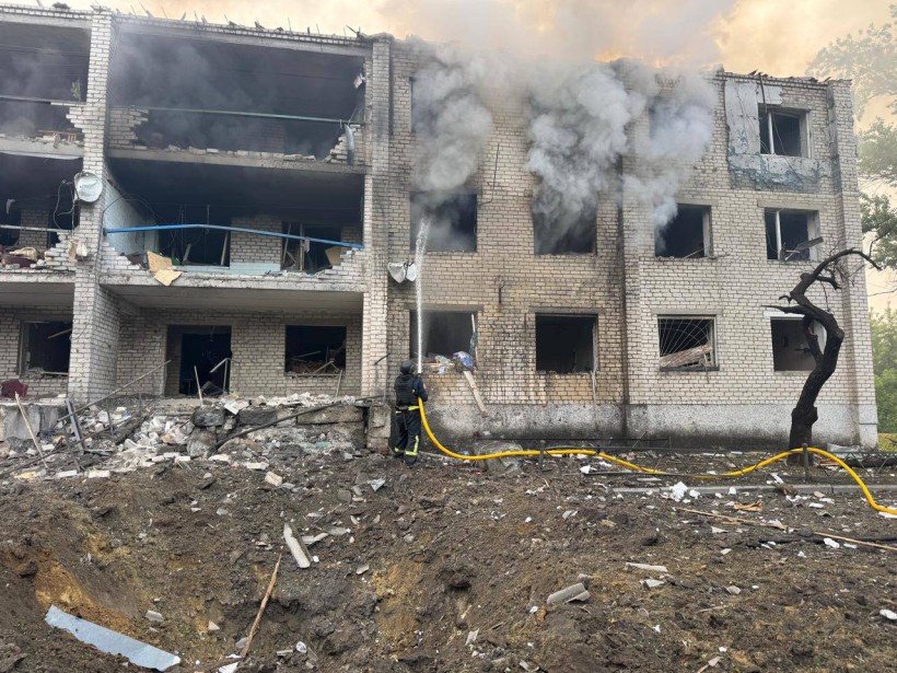 Будівля, зруйнована російським обстрілом.
