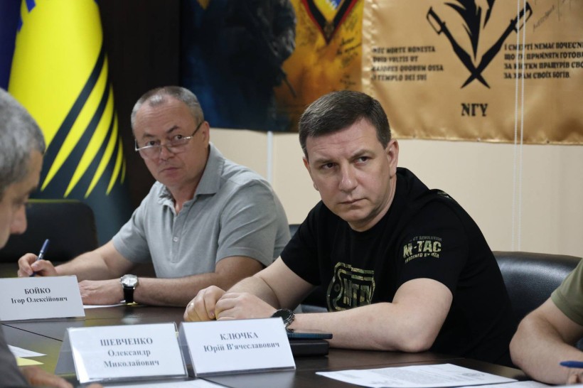 Ігор Бойко та Юрій Ключка беруть участь у засіданні Ради оборони Донецької області