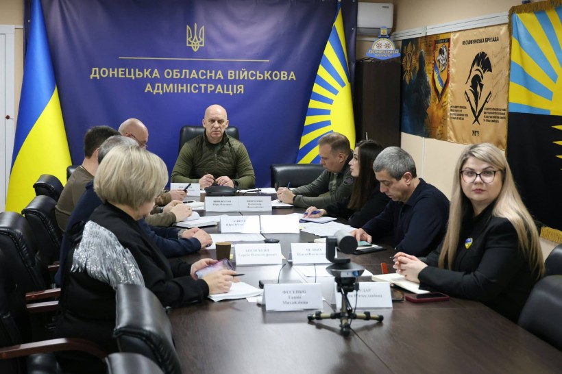 Учасники наради сидять за столом