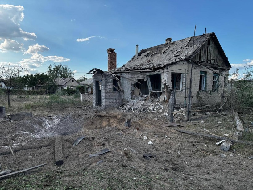 Руїни житлового будинку та вирва поруч з ним
