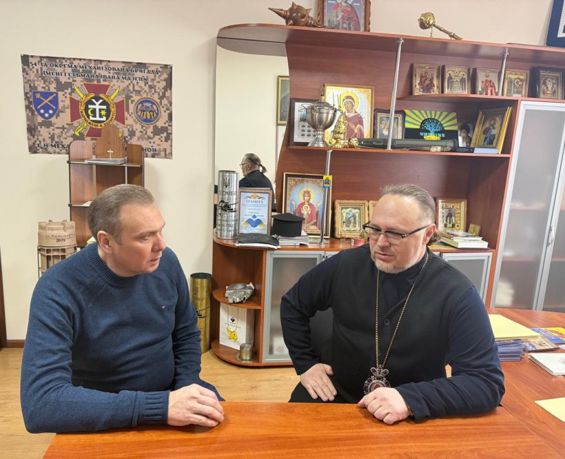 Олександр Шевченко та Сергій Горобцов за столом під час робочої зустрічі