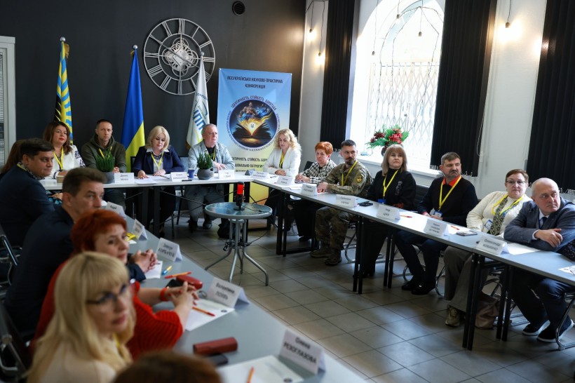 Учасники Всеукраїнської науково-практичної конференції з національно-патріотичного виховання під час пленарного засідання