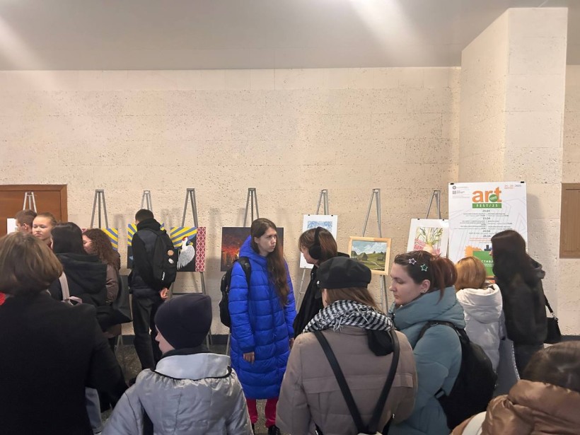 Відвідувачі виставки творчих робіт студентів у фойе Черкаського державного технологічного університету