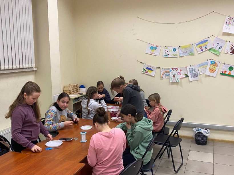 Група дітей займається творчістю