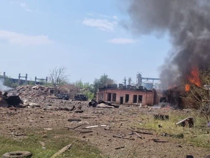 Зруйнована промислова інфраструктура та пожежа після ворожого обстрілу