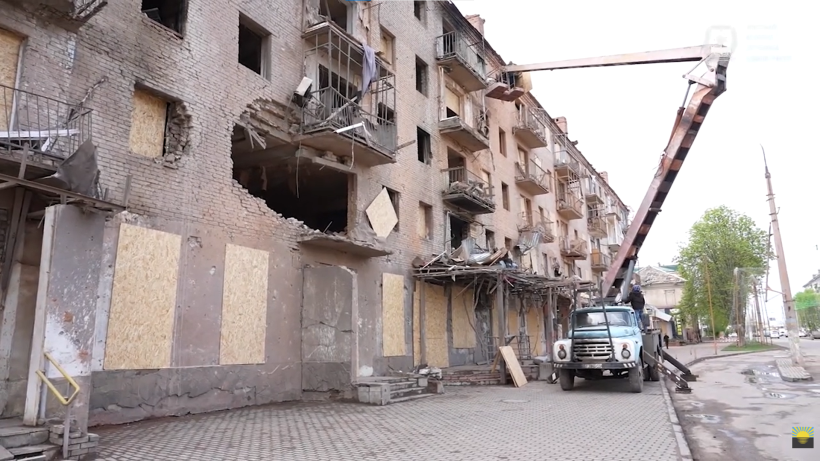 Відновлювальні роботи на будинку в Слов'янську після ворожого обстрілу