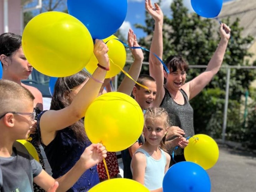 Діти з повітряними кульками радіють