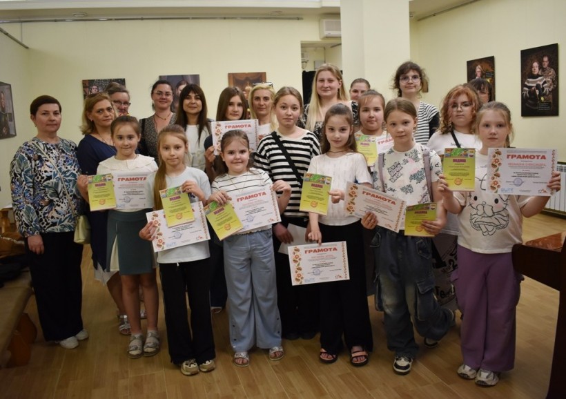 Вихованці та викладачі Донецького обласного центру туризму та краєзнавства учнівської молоді під час проведення виставки "Мистецький дивосвіт"
