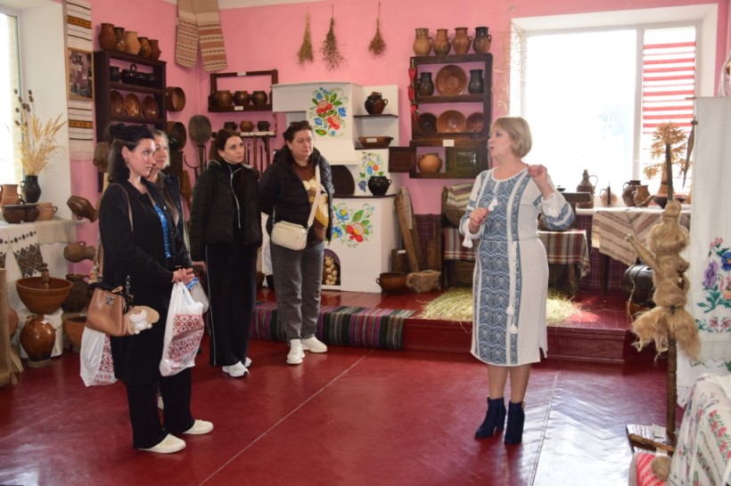 Знайомство з культурою. Делегації показують предмети народного господарства та побуту.