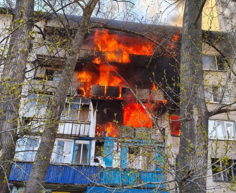 Пожежа в багатоповерховому будинку після ворожого обстрілу