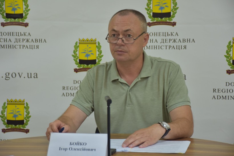 Бойко Ігор Олексійович Заступник голови ОДА сидить за столом