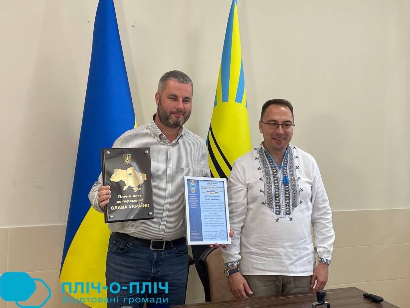 Начальник Покровської МВА Сергій Добряк та представник однієї з громад.