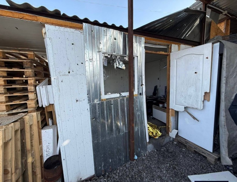 Подвір'я, пошкоджене через обстріл окупантів